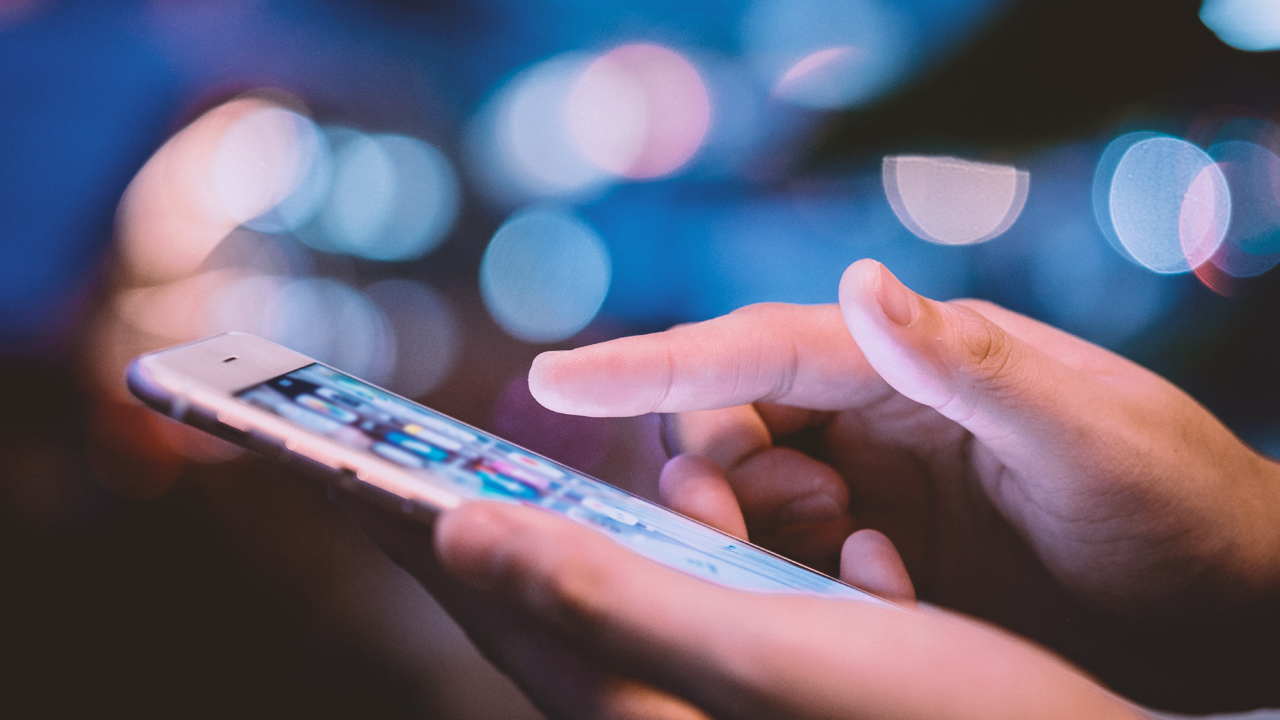 Pessoa usando um smartphone com a ideia de inovação